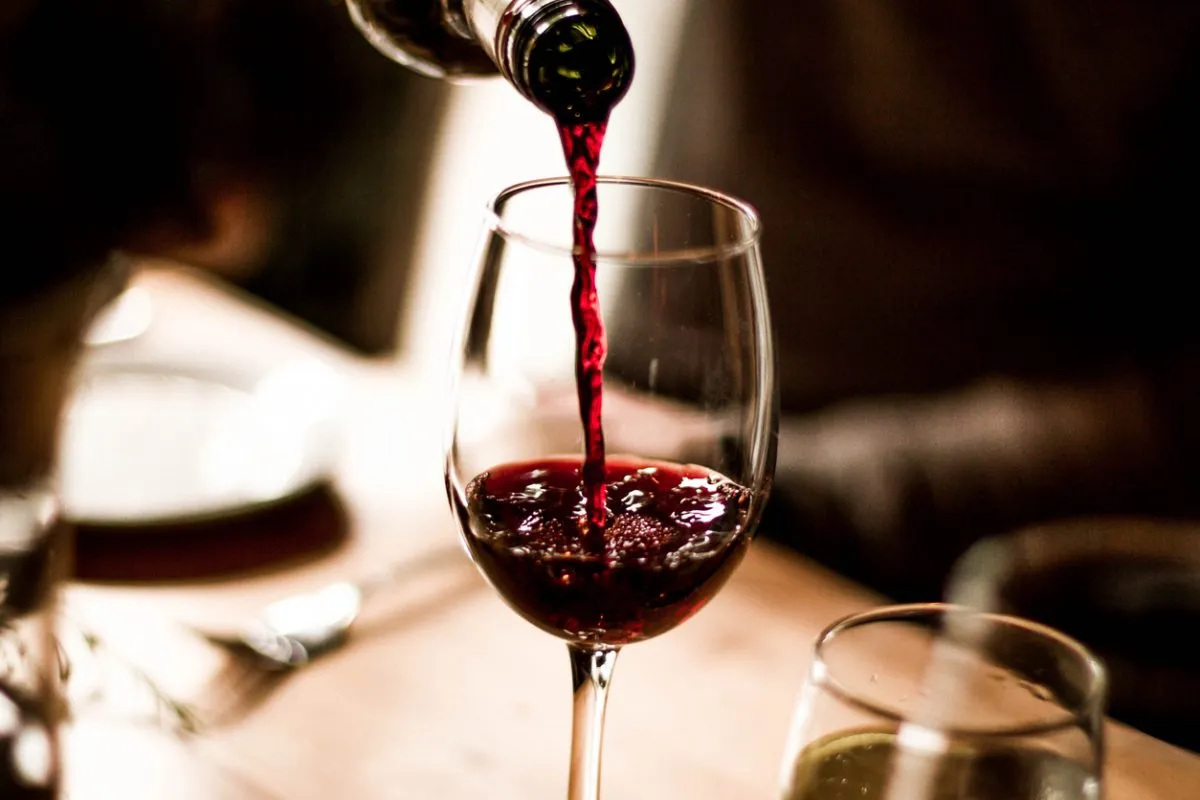 تفسير رؤية الخمر في المنام دون شربه لجميع المفسرين